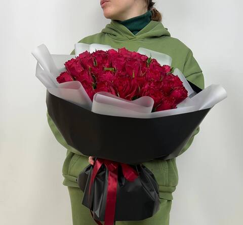 Букет из 51 красной кенийской розы в черной упаковке