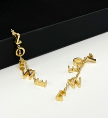 sergi-dlinnye-loewe-s-podveskami-bukvami