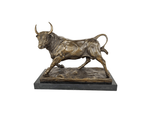 Бронзовый бык на каменном постаменте