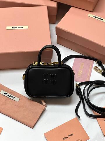 Мини сумка MIU MIU из натуральной кожи в черном цвете