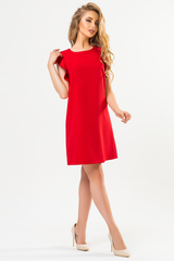 Красное платье с воланами на плечах