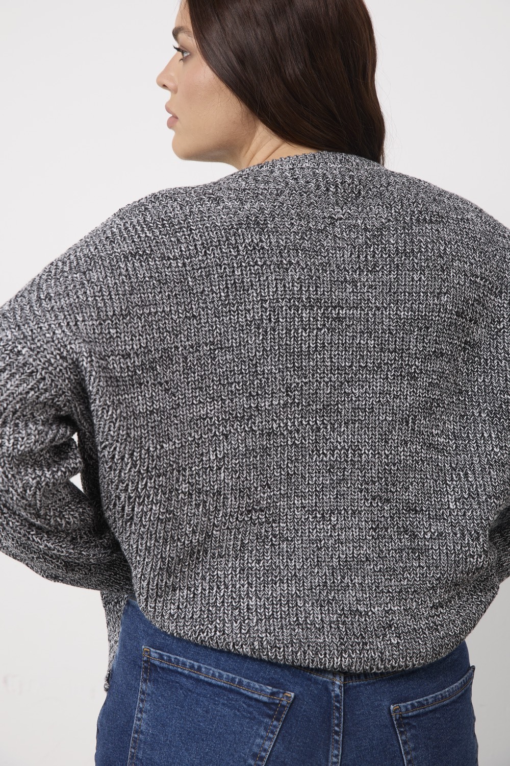 Джемпер вязаный с разрезами, черно-белый