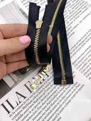 Молния на черной атласной тесьме золотистая