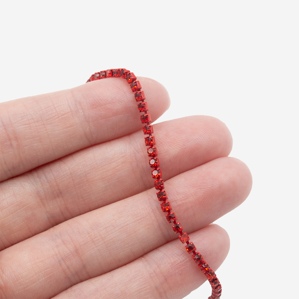 Стразовая цепь, 2мм, красный кристалл в красных цапах
