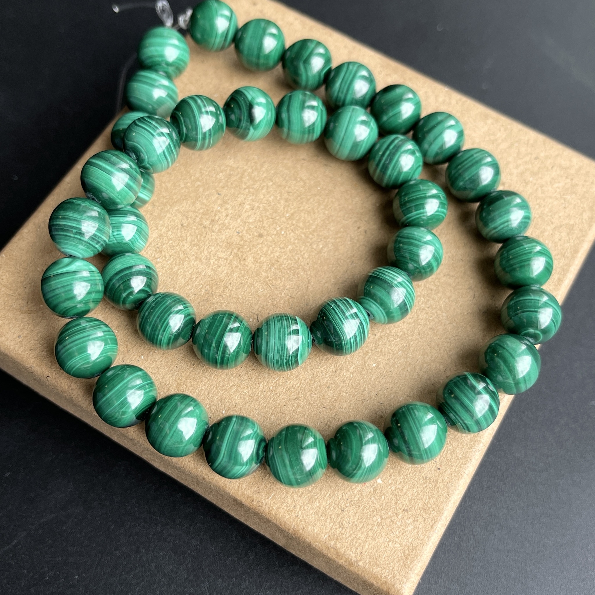 Бусины из малахита натурального. Малахит камень бусины. Малахит бусины натуральные. Бусы шарик малахит c 1945. Бусы из малахита натурального.