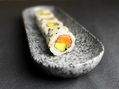 Классический ролл с лососем и авокадо