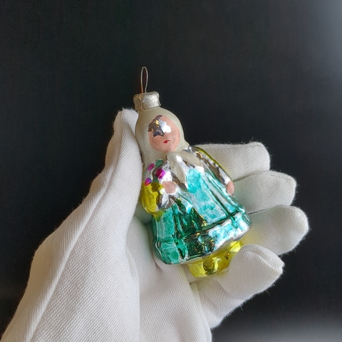 Ёлочная игрушка "Девочка с букетом цветов", подвесная, стекло, ручная роспись, винтаж времён СССР 1960-1980 гг. Советские ёлочные игрушки и украшения. Состояние на фото, небольшой скол под подвесом.