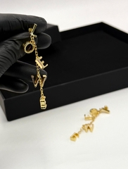 sergi-dlinnye-loewe-s-podveskami-bukvami