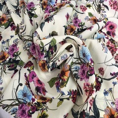 Мерный лоскут 1,2  м  вискоза молочная с розовыми цветами 3121