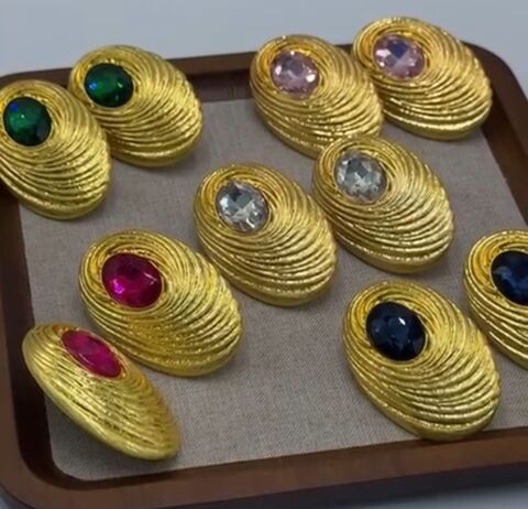 sergi-ovalnye-krupnye-s-cvetnym-kamnem-v-stile-ysl