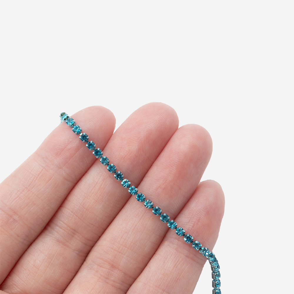 Стразовая цепь, 2мм, голубой кристалл в голубых цапах
