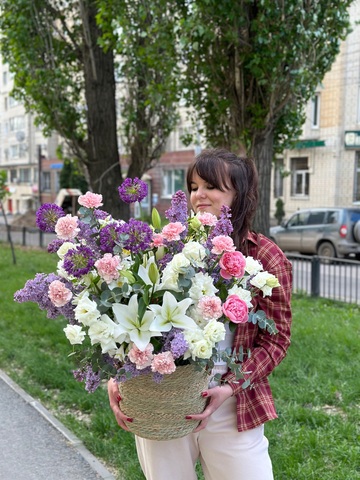 Авторская цветочная корзина «Эустома»