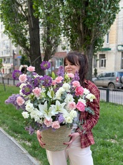 Авторская цветочная корзина «Эустома»