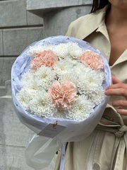 Букет сборный из хризантемы и диантусов