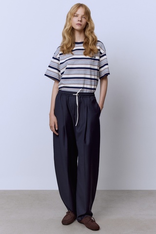 Брюки в полоску со складками