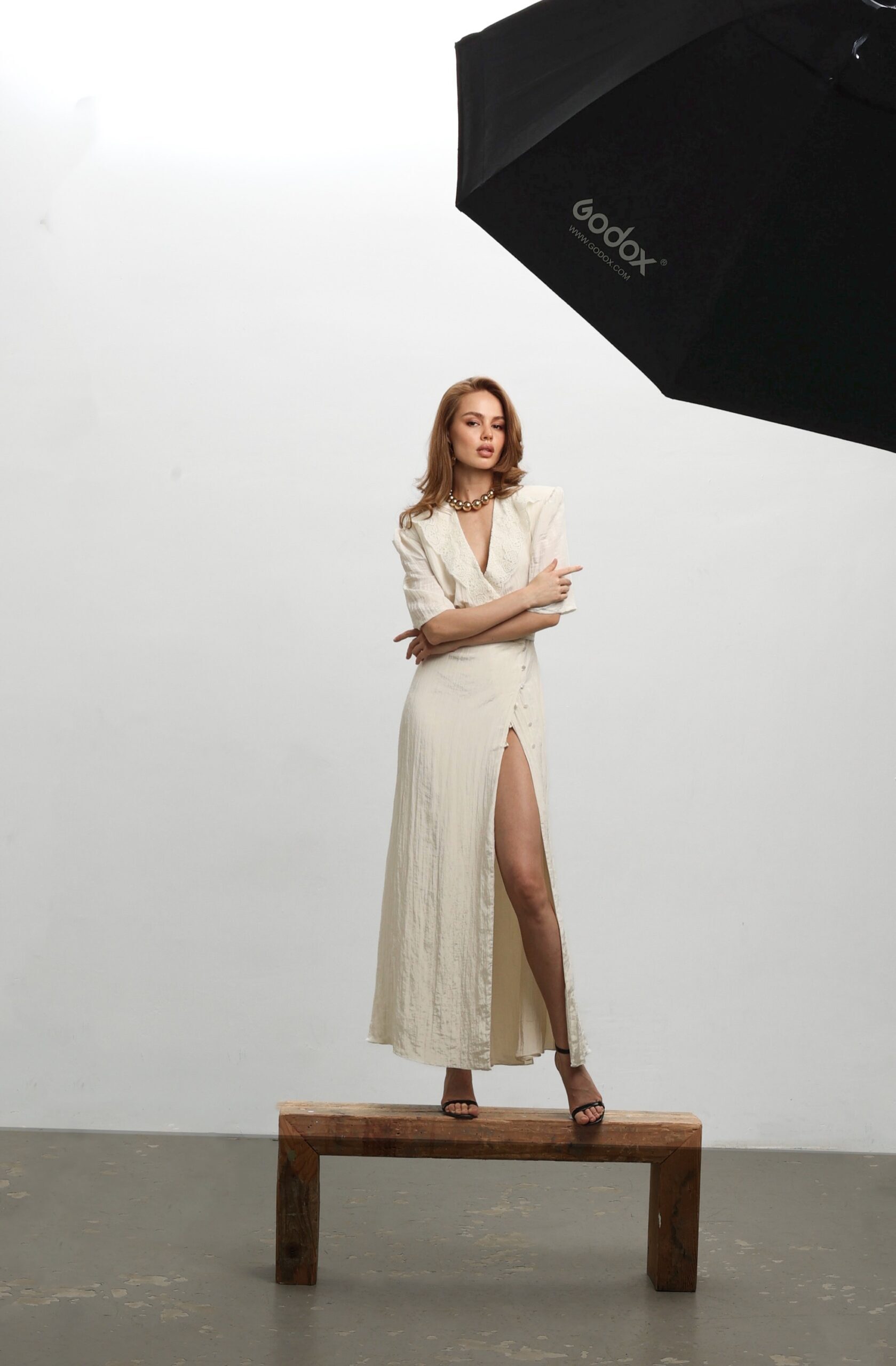 Платье макси с кружевом и поясом