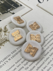 Пуговицы текстильные белые с золотом