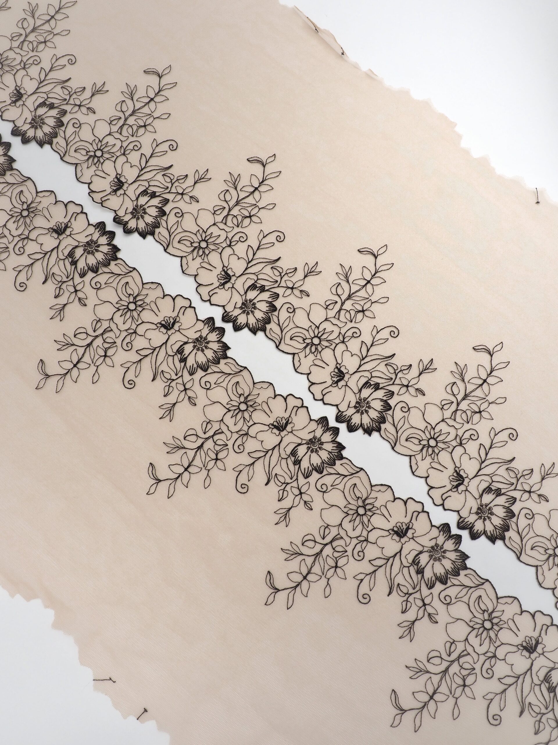 Вышивка на сетке автозагар с черным ширина 22 см (2 стороны)