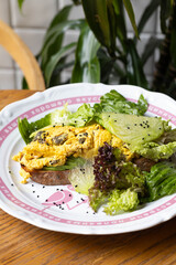 СКРЭМБЛ-ТОСТ С ГРИБАМИ СМОРЧКАМИ И БЕЗДРОЖЖЕВЫМ ХЛЕБОМ NEW