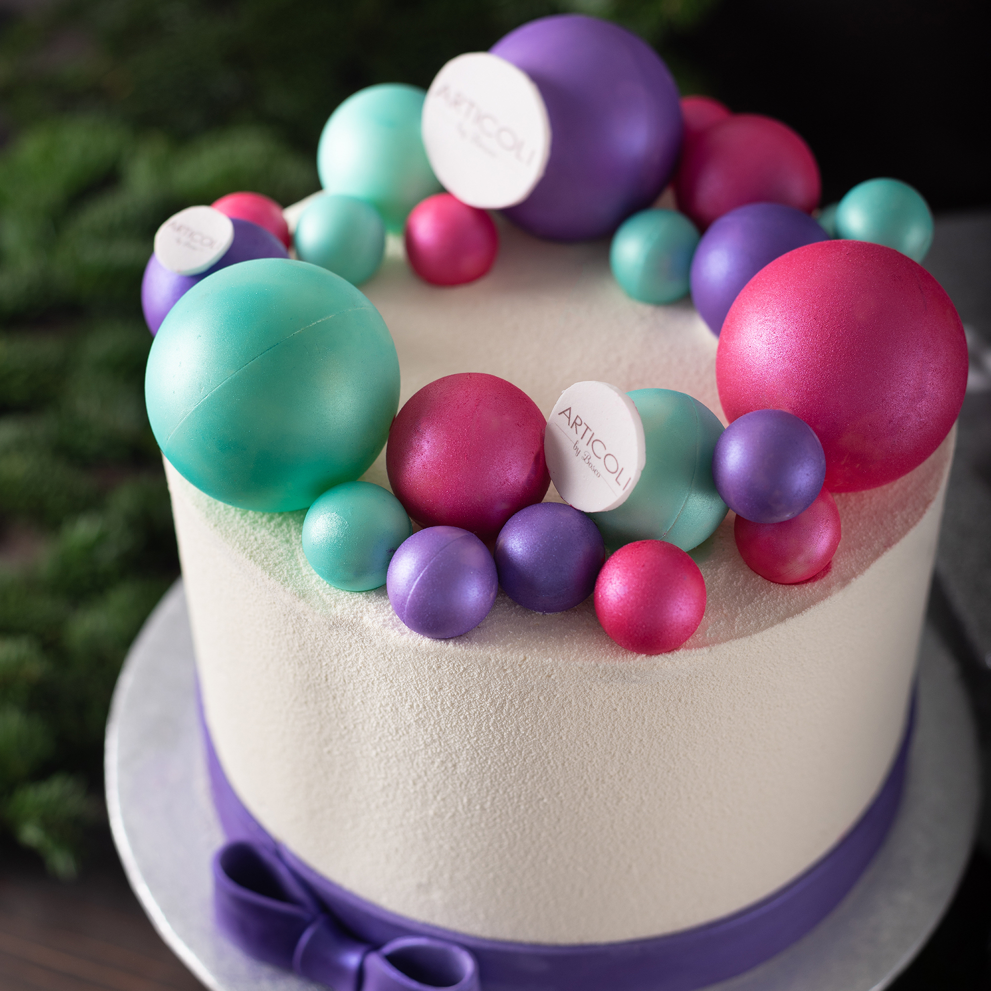 Украсить торт шариками. Украшение торта шариками. Торт с шарами. Декор торта с шариками. Торт с шарами из шоколада.