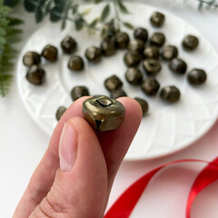 Бубенчики БРОНЗОВЫЕ, металлические, для декора и творчества, размер 1,4 см, набор 28-30 шт.