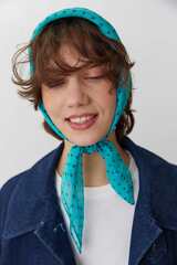 Косынка из шелка бирюзовая в горошек