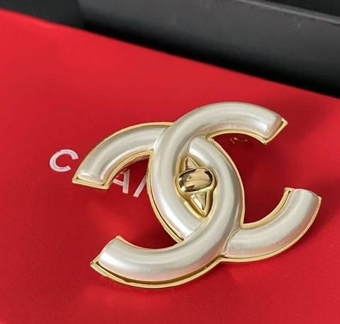 Брошь логотип style by CHANEL белый перламутр