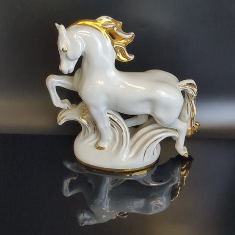 Статуэтка винтажная Конь - огонь, автор формы И.С. Ефимов, автор росписи Л.К. Блак, фарфор, золочение, Ленинградский фарфоровый завод ЛФЗ, СССР, 1960-1970 гг