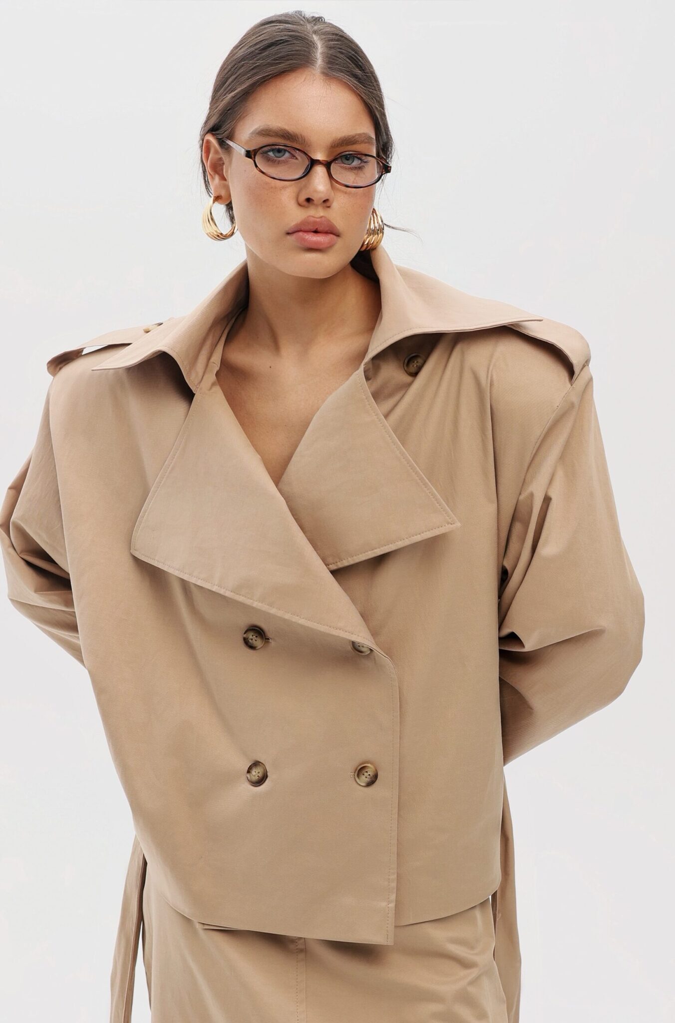 Укороченный тренч с объемными плечами песочный