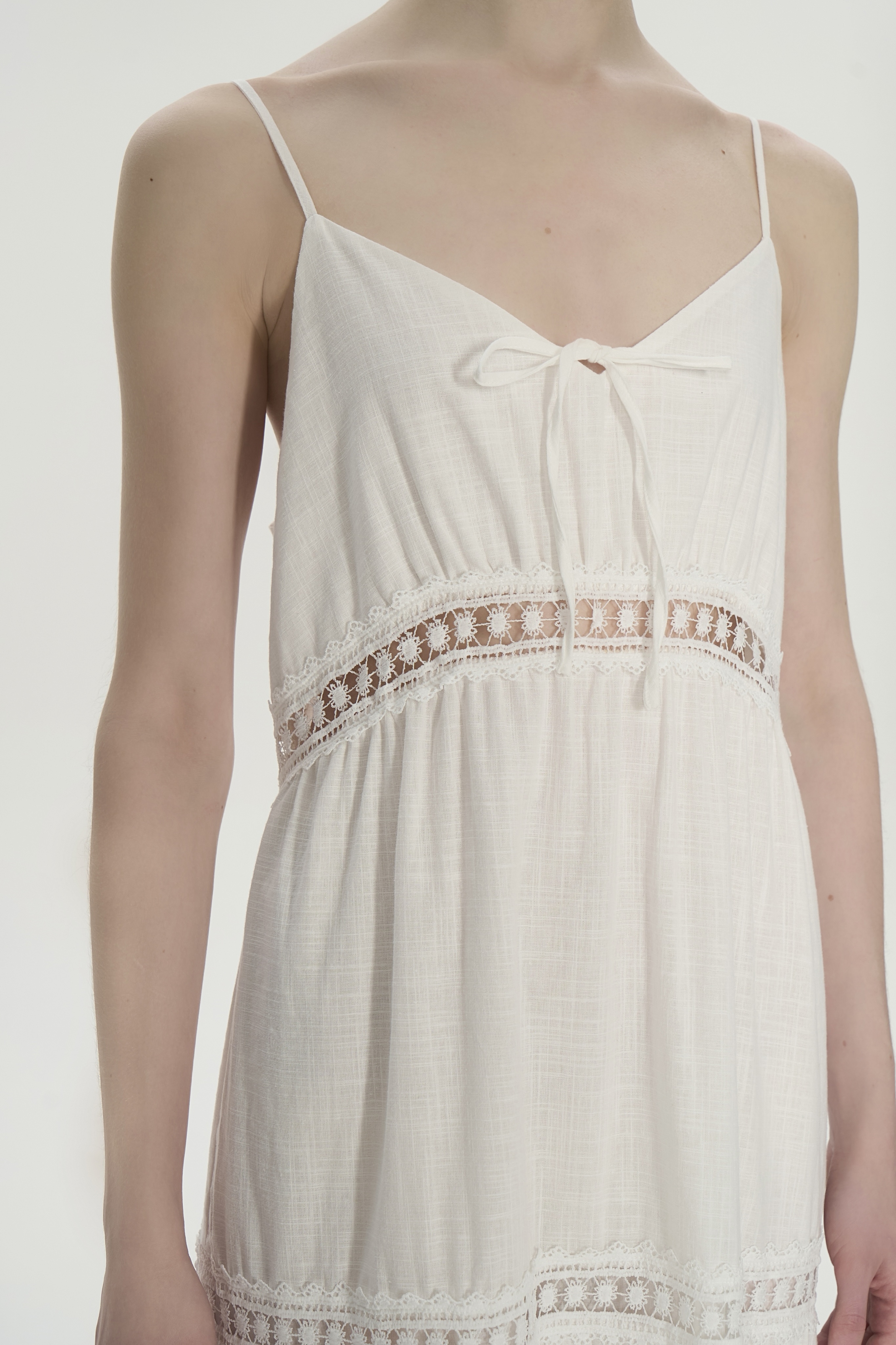 Платье на бретелях, белое