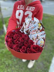 Подарочный набор Сердце с розами и киндерами №1