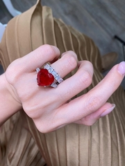 90157-Роскошное кольцо из серебра с рубиновым кварцем в огранке сердце