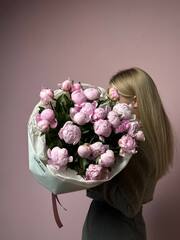 Букет пионов в упаковке