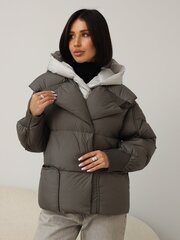 Укороченный пуховик цвета хаки с серым капюшоном