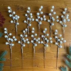 Ягоды БЕЛЫЕ искусственные на ветке, 10 ягод на ветке, гроздь 25 см., набор 10 шт.
