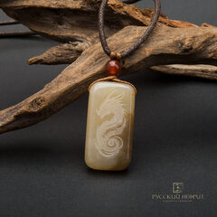 Подвеска с китайским драконом. Медовый нефрит.