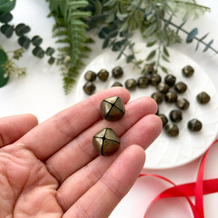 Бубенчики БРОНЗОВЫЕ, металлические, для декора и творчества, размер 1,4 см, набор 28-30 шт.