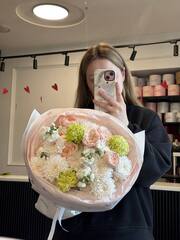 Букет из кустовых пионовидных роз, диантусов и кустовой маттиолы в белом оттенке