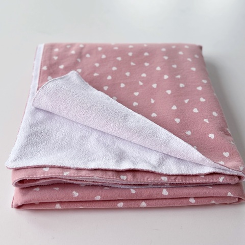 Непромокаемая пеленка из теплого хлопка "Сердечки пудра"