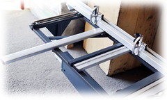 Большой рамный стол, на котором установлен поперечный упор, позволяет раскраивать панели шириной до 3200 мм. В комплект поставки также входят два откидных флажковых упора, необходимых для точного позиционирования деталей.