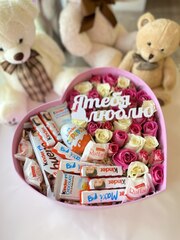 Подарочный набор Сердце с розами и киндерами №3