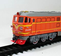 железная дорога aole 22899 , модель тепловоза Dongfeng 4B с двумя вагонами , размер путей 2.3 м на 1.03 м , цвет оранжевый