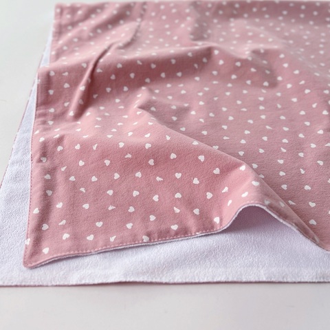 Непромокаемая пеленка из теплого хлопка "Сердечки пудра"