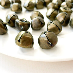 Бубенчики БРОНЗОВЫЕ, металлические, для декора и творчества, размер 1,4 см, набор 28-30 шт.