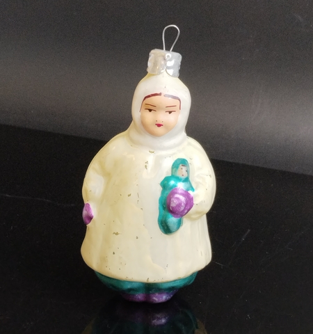 Ёлочная игрушка "Девочка с куклой", подвесная, стекло, ручная роспись, винтаж времён СССР 1960-1980 гг. Советские ёлочные игрушки и украшения. Состояние на фото.