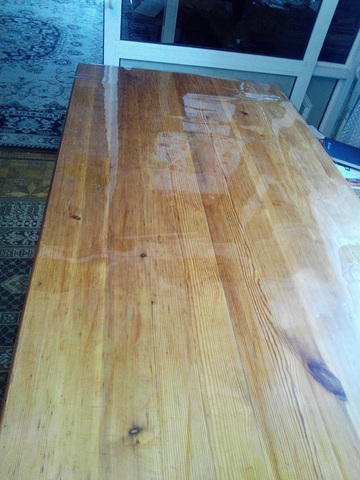 Накладка прозрачная на деревянном столе, толщиной 1мм
