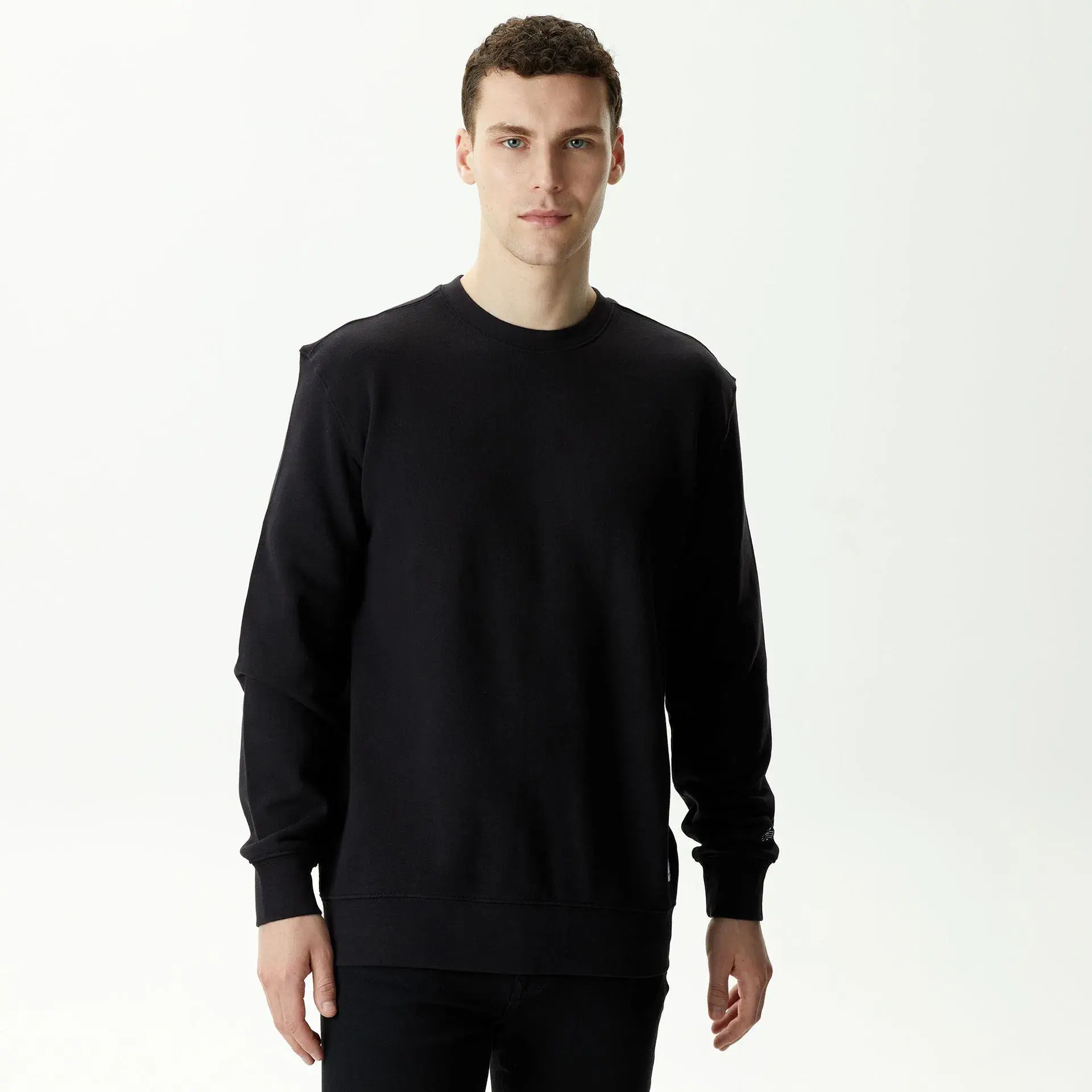 Alpha Industries｜SWEATSHIRTS (ESSENTIAL CREWNECK (USE51 Men's Essential Crew Sweatshirt | Men's Tops | Abercrombie.com