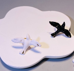 84577 - Кольцо ГОЛУБЬ МИРА с эмалью белой/черной в стилистике SCHIAPARELLI