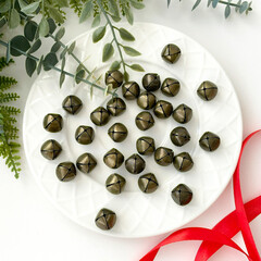 Бубенчики БРОНЗОВЫЕ, металлические, для декора и творчества, размер 1,4 см, набор 28-30 шт.