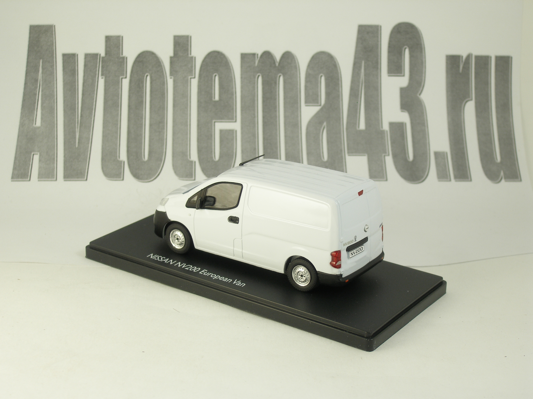 1:43 Nissan NV200